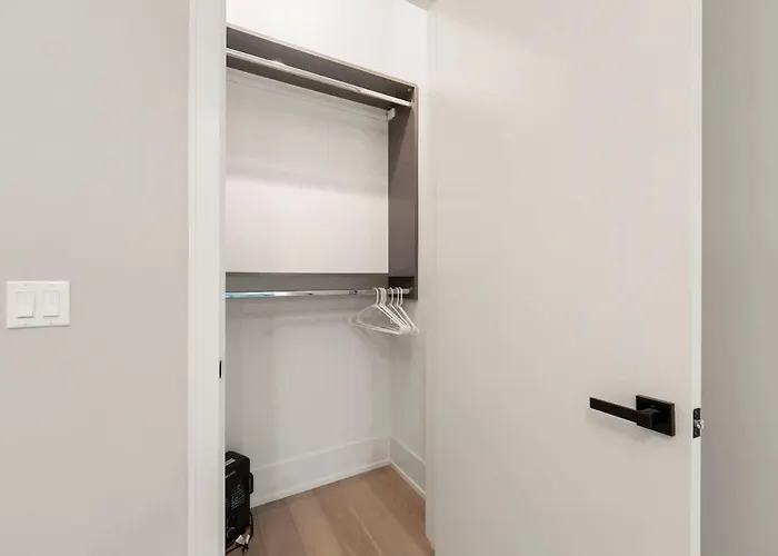 Chic River North 2br 2ba With Private Balcony Apartment Chicago