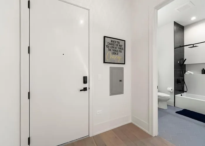 Chic River North 2br 2ba With Private Balcony Apartment