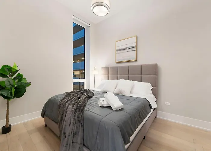 Apartment Chic River North 2br 2ba With Private Balcony *