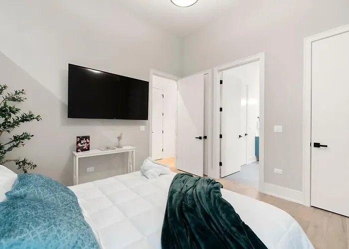 Chic River North 2br 2ba With Private Balcony Apartment Chicago