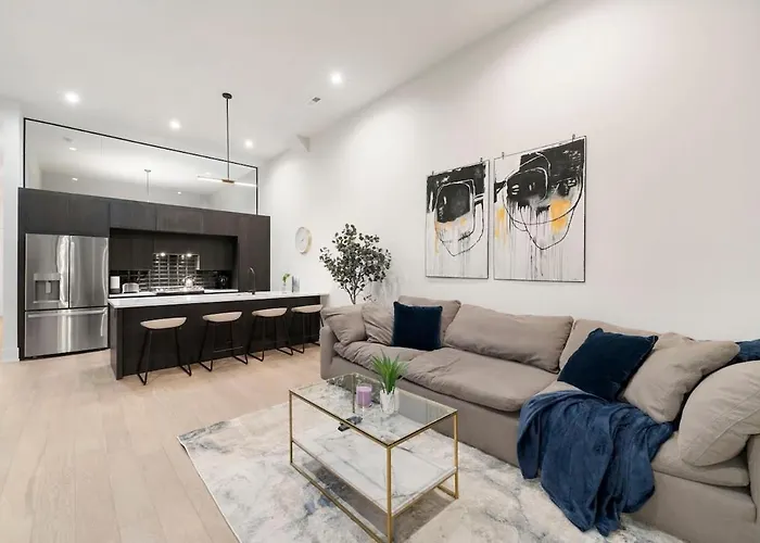 Chic River North 2br 2ba With Private Balcony