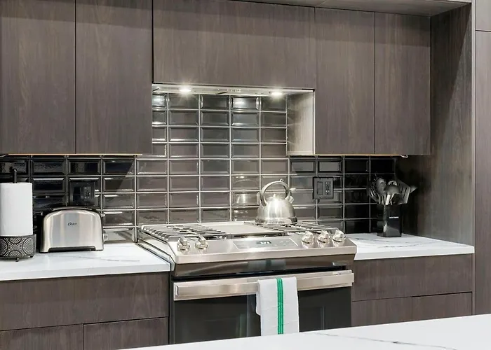 Chic River North 2br 2ba With Private Balcony *