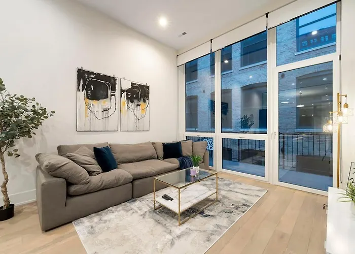 Apartment Chic River North 2br 2ba With Private Balcony