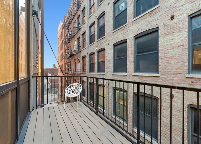 Apartment Chic River North 2br 2ba With Private Balcony *